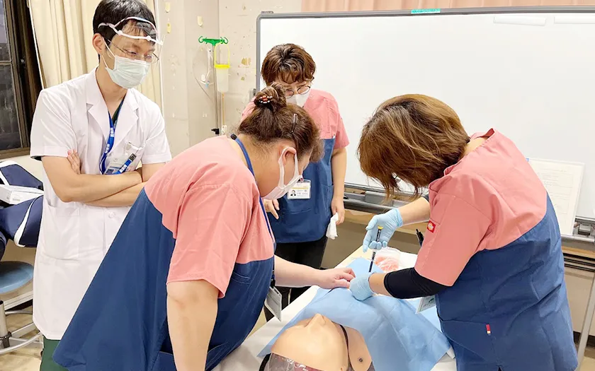 看護師がシミュレーターを使って特定行為の研修を行っている様子。