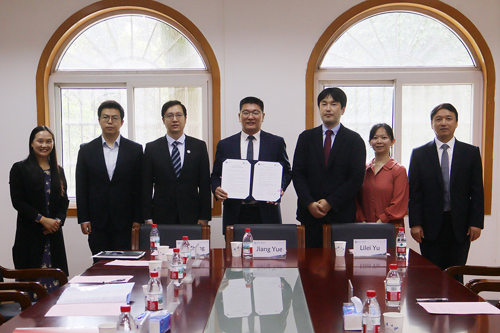 左から 1.Jingyi Fan(武漢大学中南病院 国際医学教育・交流協力室 室長) 2.Lilei Yu(武漢大学人民病院 心血管病院 副院長) 3.Hexiang Deng(武漢大学 国際交流部 部長) 4.Yufeng Yuan(武漢大学 副校長・医学部 部長) 5.坪倉正治(福島県立医科大学 医学部 放射線健康管理学講座 教授) 6.趙 天辰(福島県立医科大学 医学部 放射線健康管理学講座 講座等研究員) 7.Hua Xu(武漢大学 医学部 常務副部長)