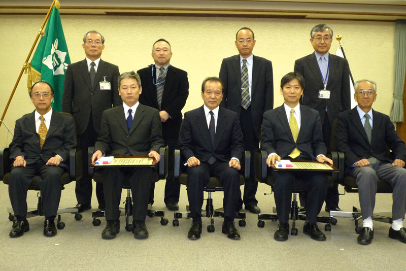 平成21年度職務功績表彰式の集合写真（写真をクリックすると拡大してご覧いただけます）