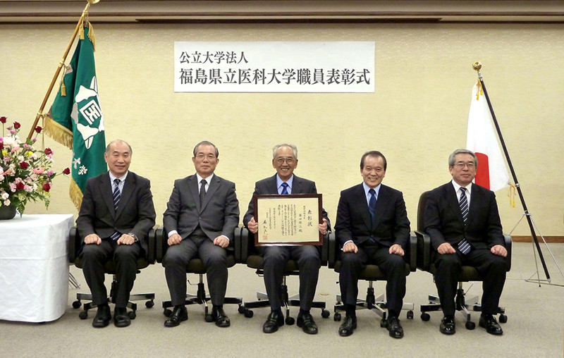 平成22年度職務功績表彰式の集合写真（写真をクリックすると拡大してご覧いただけます）