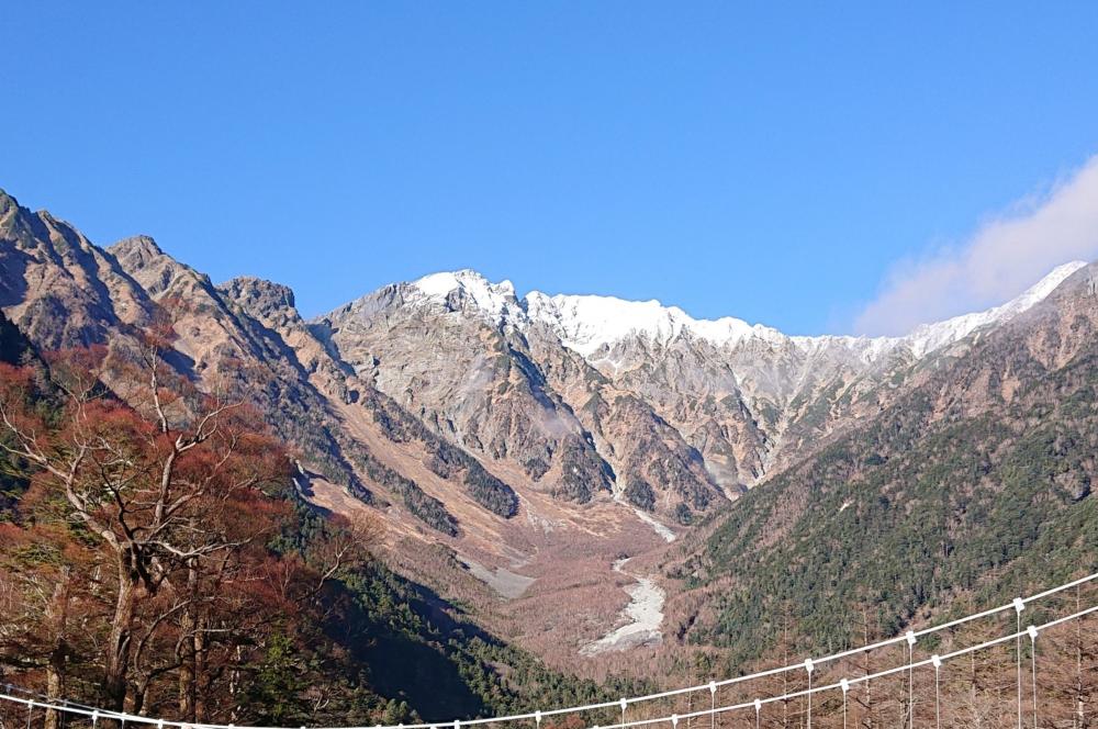福島の山々と青空が広がる自然風景、紅葉が終わり雪をかぶった山が印象的。