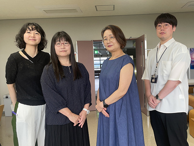 老年看護学領域の教員4人が集まり、笑顔でポーズをとっている様子。