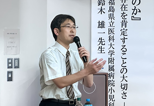 小児科学講座の鈴木雄一講師が講演している様子