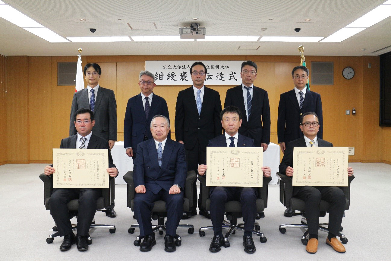 前列左より脳神経疾患研究所 理事長 渡邉貞義様、竹之下理事長、太田綜合病院 理事長 太田善雄様、竹田健康財団竹田綜合病院 院長 本田雅人様及び役員(後列)