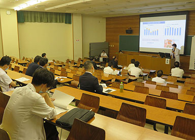 前方のスクリーンを見ながら講義を受けている様子